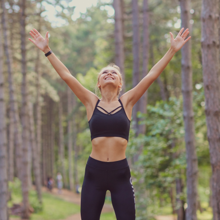 Une femme épanouie lors d'une séance de sport en forêt