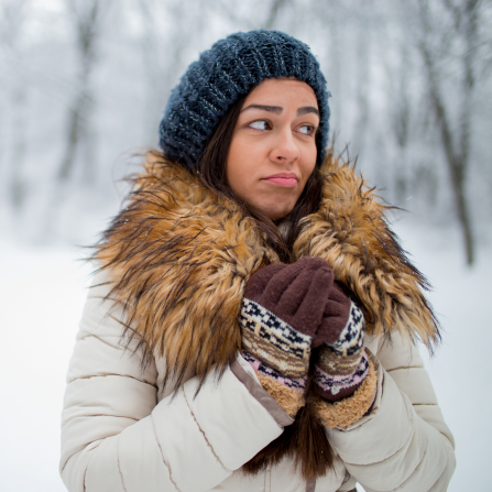 Une femme en plein hiver semble triste