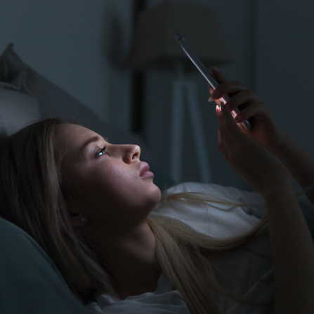 Une femme utilise sans téléphone juste avant de se coucher