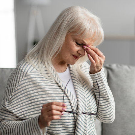 Une femme mature a mal aux yeux