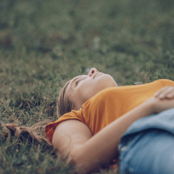 femme allongée dans l'herbe