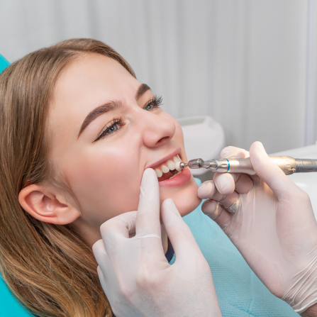 Une femme se fait polir les dents chez son dentiste